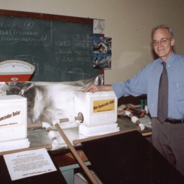 Augustin T. Woelz, diretor da Sunpower, desenvolveu o projeto do aquecedor solar destinado a famílias de baixa renda