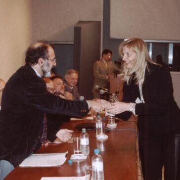 A representante da modalidade de Software recebe a chave das salas das empresas selecionadas no último edital