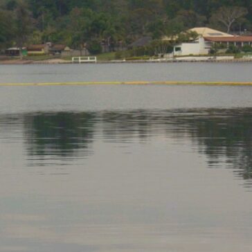 Ao ser jogado sobre a água, o pó forma uma película ultrafina que se espalha por grandes áreas e reduz a evaporação