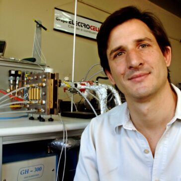 Gerhard Ett, engenheiro químico que participou do desenvolvimento do protótipo da célula combustível.