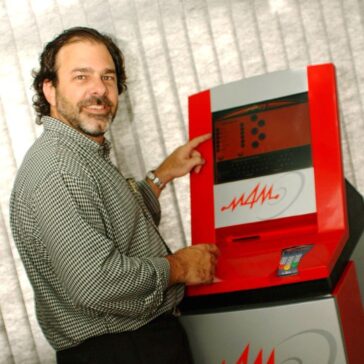 Luca Clini argumentam que a proposta do M4M de não vender pela internet é intencional e atenderá um mercado composto por 92,5% da população brasileira