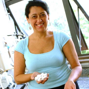 Mariângela de Azevedo: “o comprimido libera seus agentes de 30 a 45 dias”