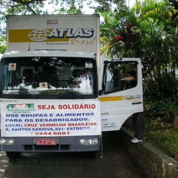 Caminhão da Atlas entrega doações