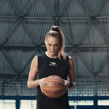 Nova campanha da Penalty coloca em quadra a rainha do basquete Hortência e o humorista Rudy Landucci