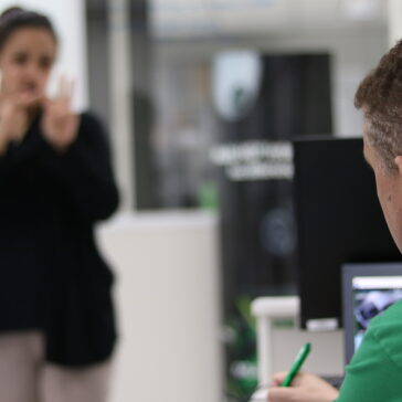 Intelbras realiza treinamento com interpretação em libras