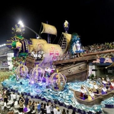 Carros da Águia de Ouro entram na avenida mais tecnológicos: câmeras guiam os motoristas durante desfile