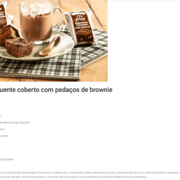 Chocolate quente coberto com pedaços de brownie