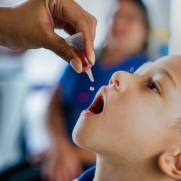 Imunização infantil inicia recuperação após retrocesso da COVID-19