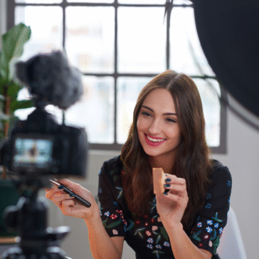 Pesquisa revela que 75% dos consumidores já compraram um produto de beleza após divulgação por um influenciador