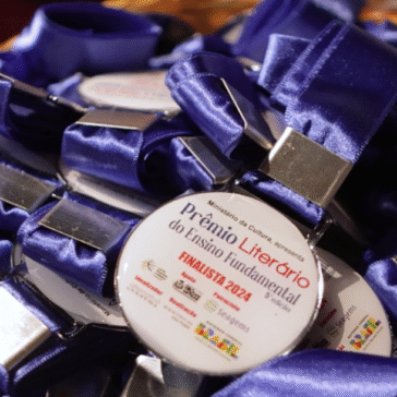 Prêmio Literário do Ensino Fundamental mobiliza 405 alunos de Rio das Ostras (RJ) e seleciona 98 autores para livro coletivo