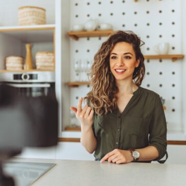 11% dos brasileiros seguem influenciadores que não gostam, aponta pesquisa da Influency.me