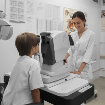 O que os pais precisam saber antes de escolher um tratamento de miopia para seus filhos