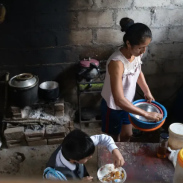Mais de 400 milhões de crianças no mundo vivem na pobreza, sem acesso a pelo menos duas necessidades diárias, como nutrição e saneamento