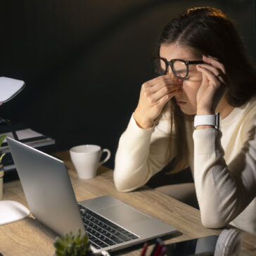 Exposição à luz azul exige atenção para saúde dos olhos