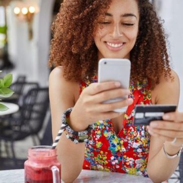 69% dos brasileiros já compraram por influência digital, mas decisão de clicar em links não é impulsiva, aponta pesquisa